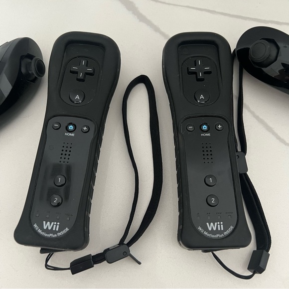 Wii MotionPlus remotes and Nunchucks Black 2 each - Picture 2 of 3